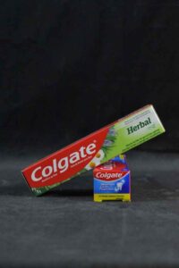 Toothpaste vs Herbal Paste: Which is Better for Brushing Teeth?
